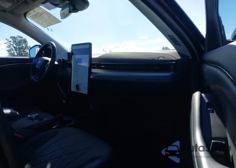 2022 Ford Mustang Mach-E California Route 1 z USA, uszkodzony, nr VIN 3FMTK2R77NMA03691